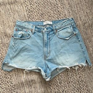 ABERCROMBIE CURVE LOVE HIGH RISE THE CUTOFF SHORT 10/30 MEDIUM WASH